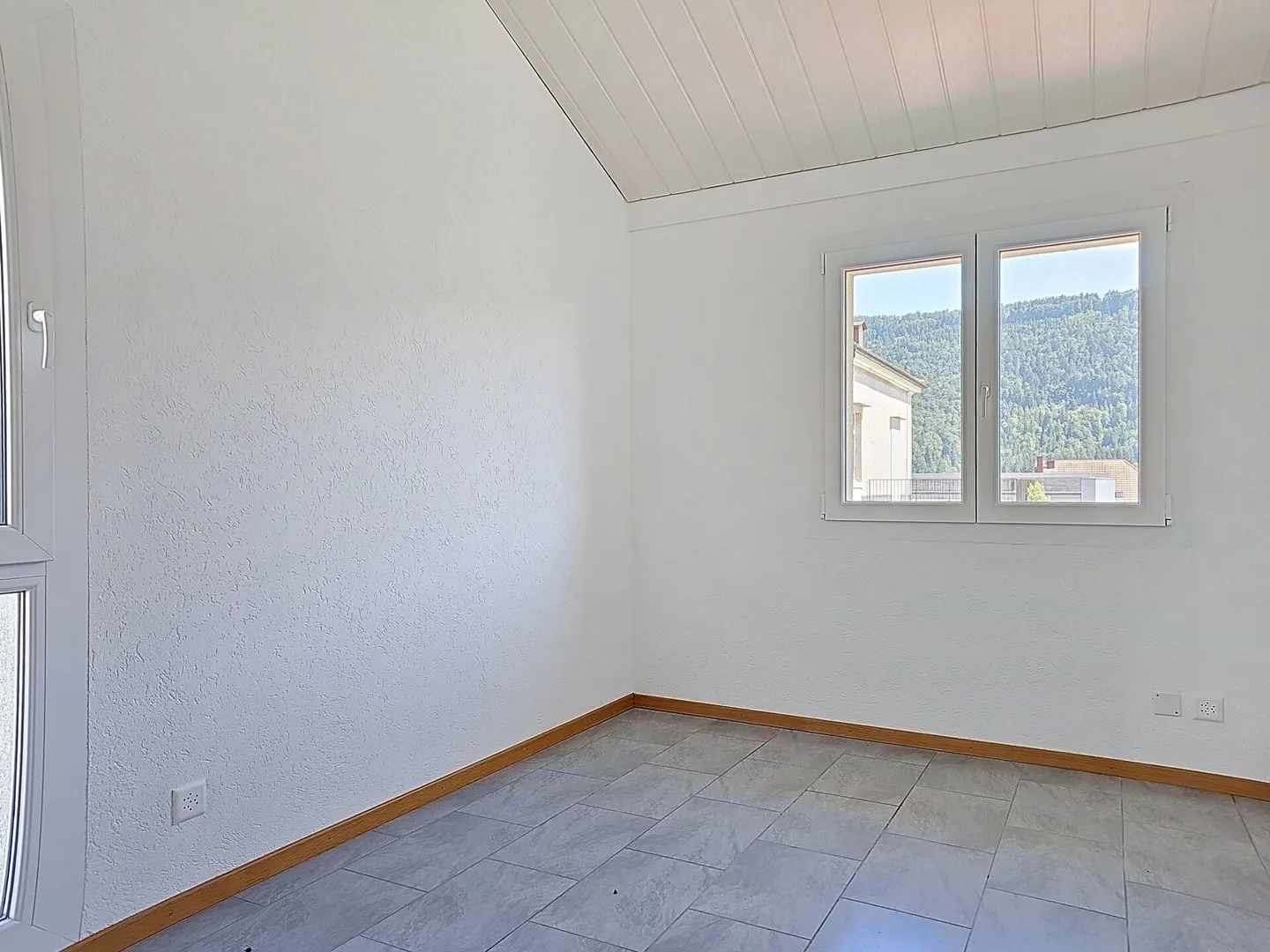 Magnificent fully renovated apartment close to the center - Photo 6 of 12
