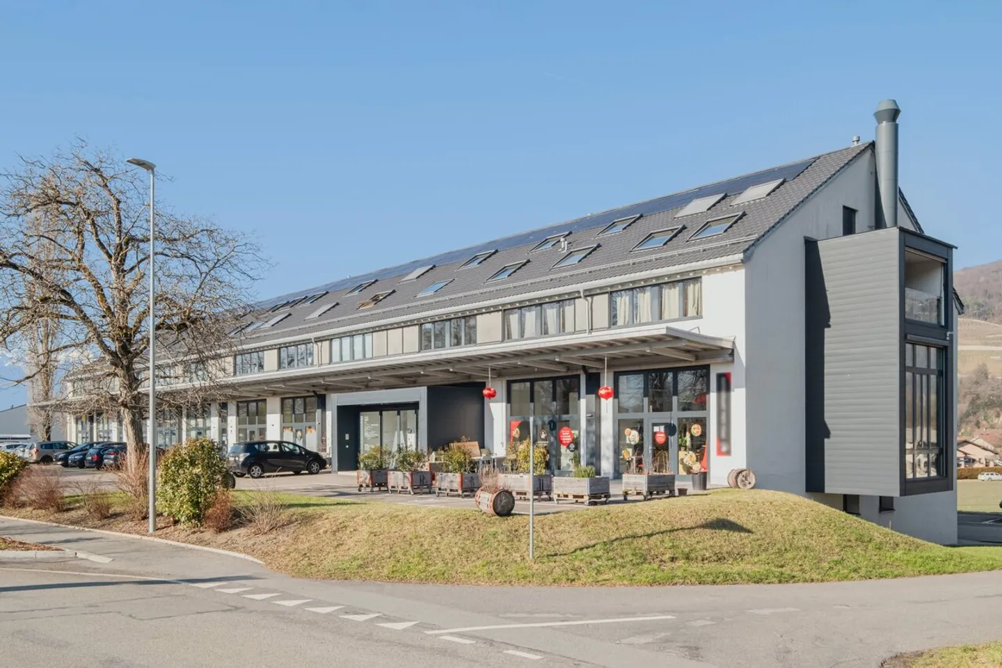 Immeuble à usage administratif, artisanal et commercial - Photo 3 sur 13