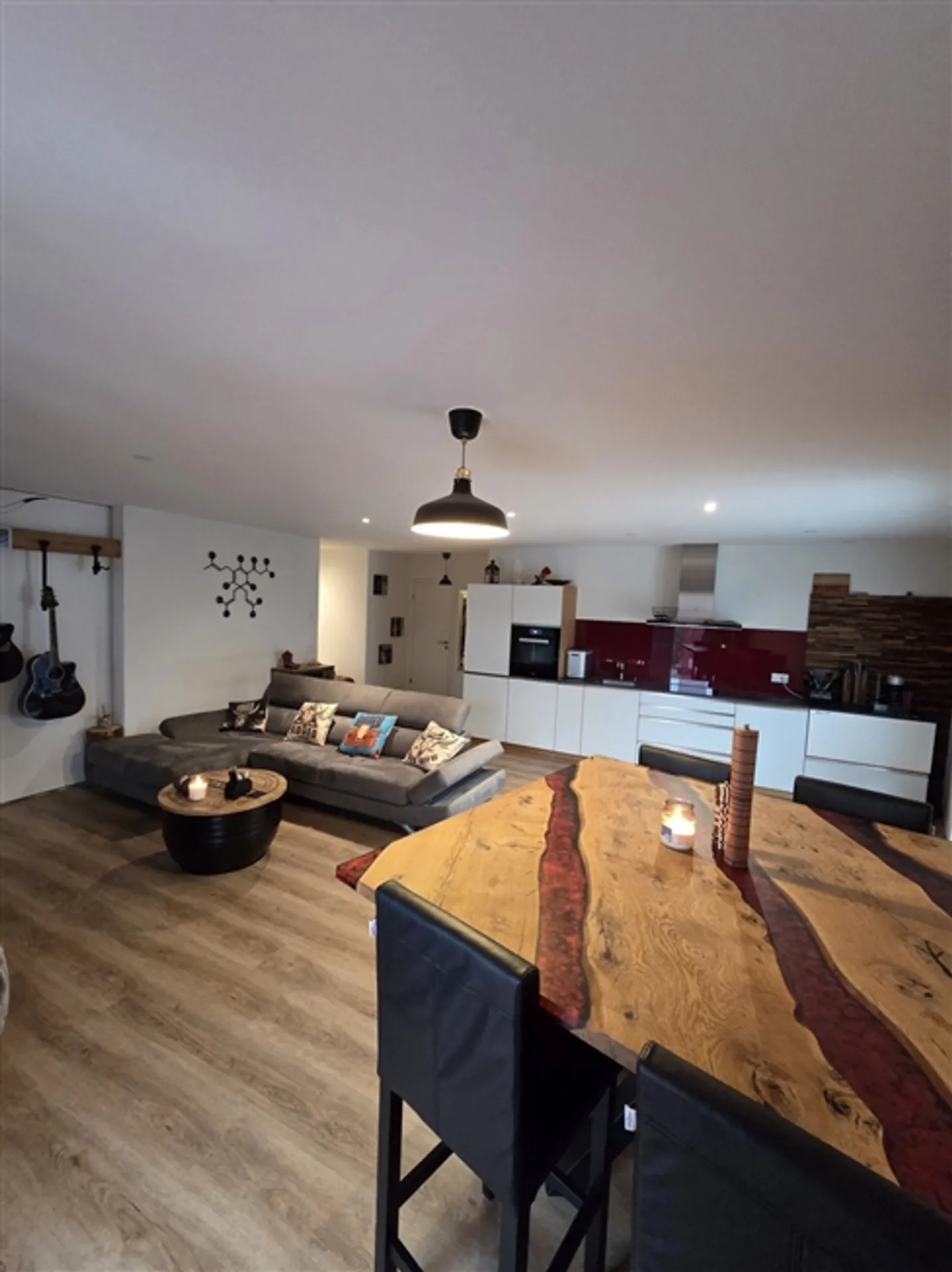 Large apartment of superior rank in a small building - Photo 3 of 4