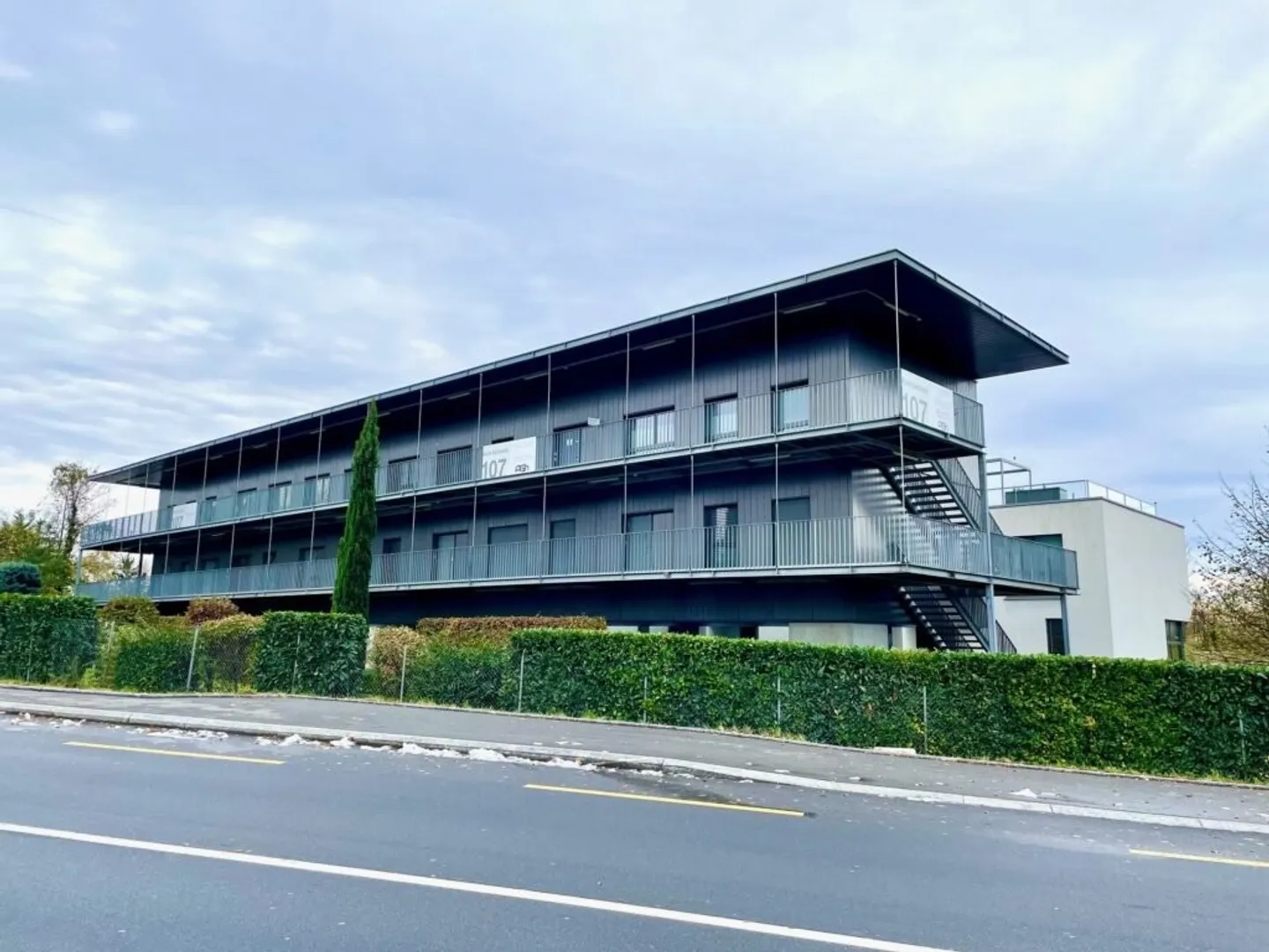 Posto auto con stazione di ricarica per veicoli elettrici al chiuso - Foto 1 di 3