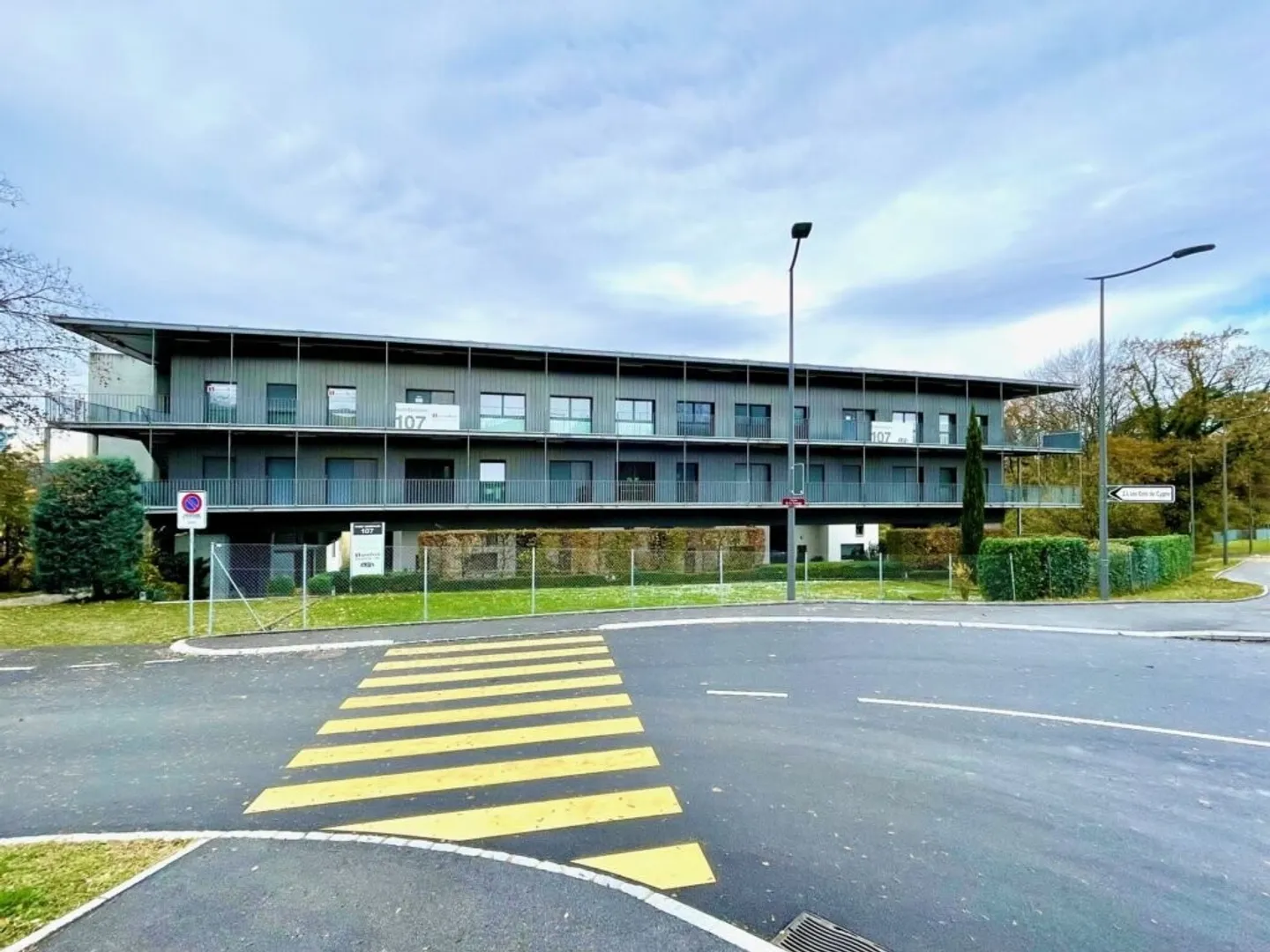 Posto auto con stazione di ricarica per veicoli elettrici al chiuso - Foto 2 di 3