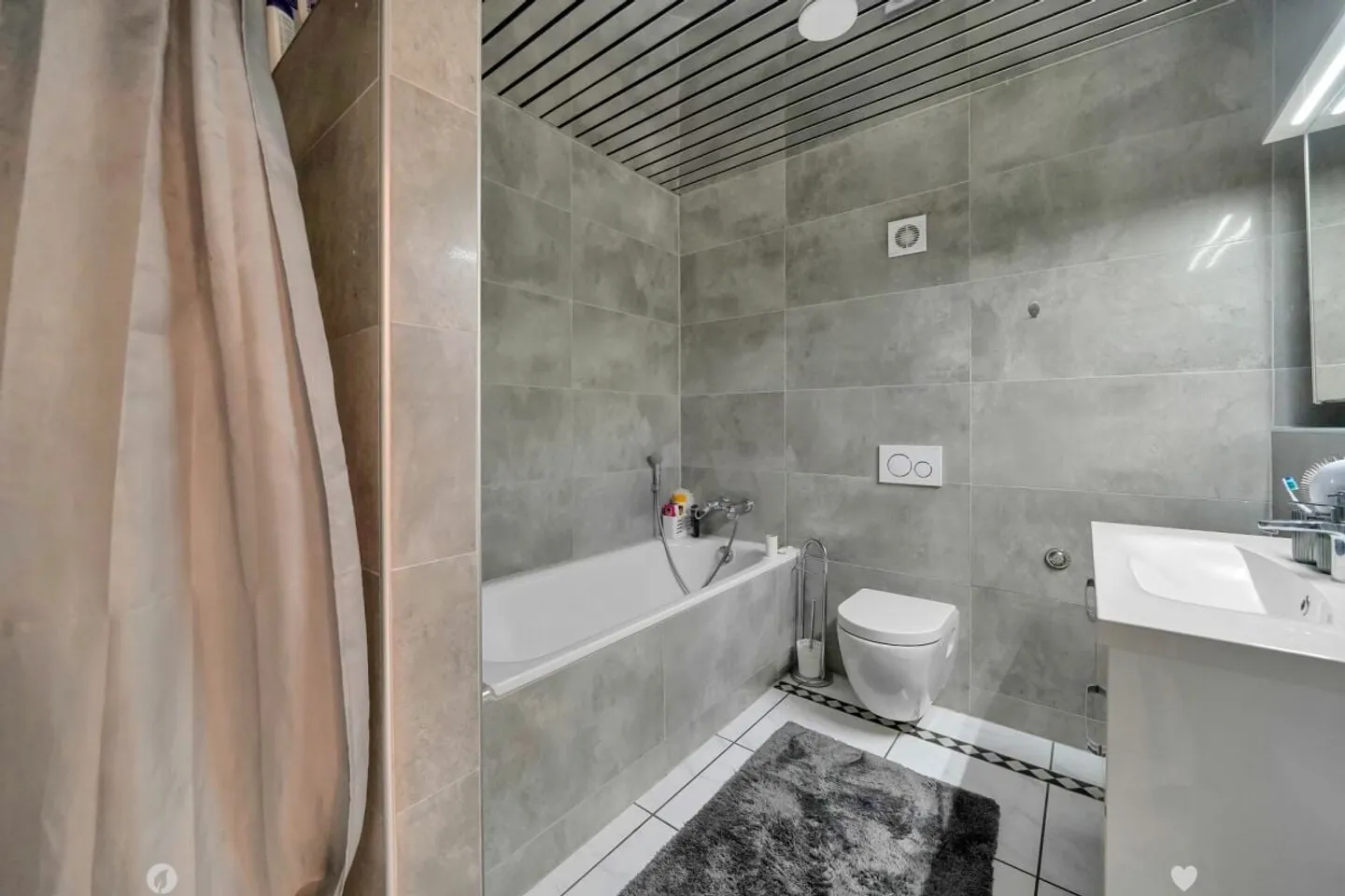 Rendement de 3,66 % - Maison multifamiliale rénovée avec 5 unités résidentielles et garage - Photo 7 sur 13