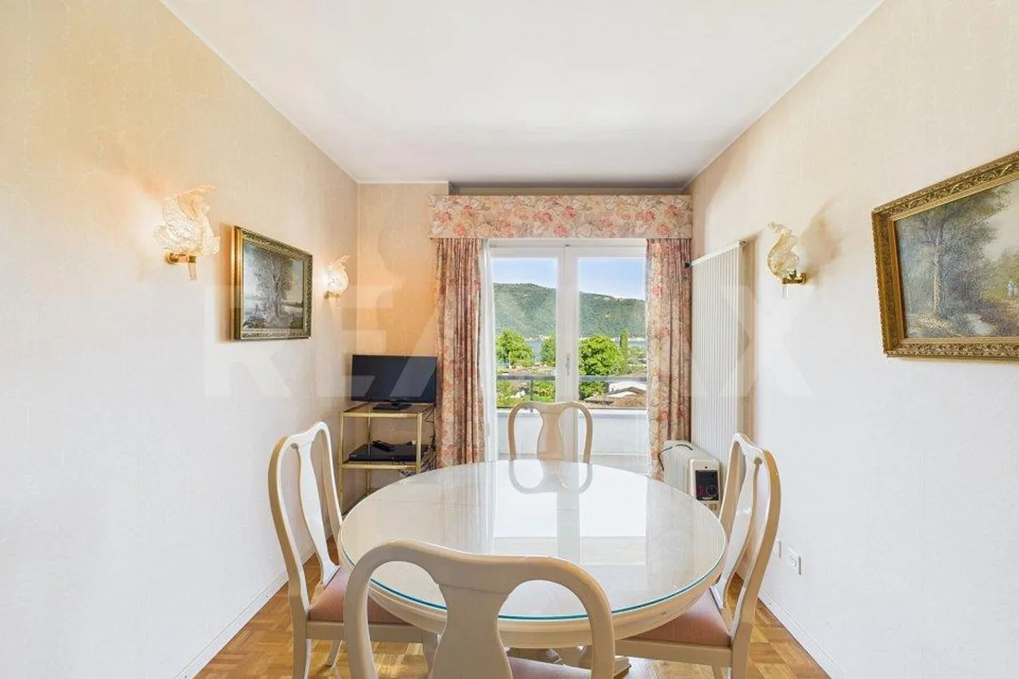 Elegant penthouse with lake view and direct access to the lake - Photo 9 of 13