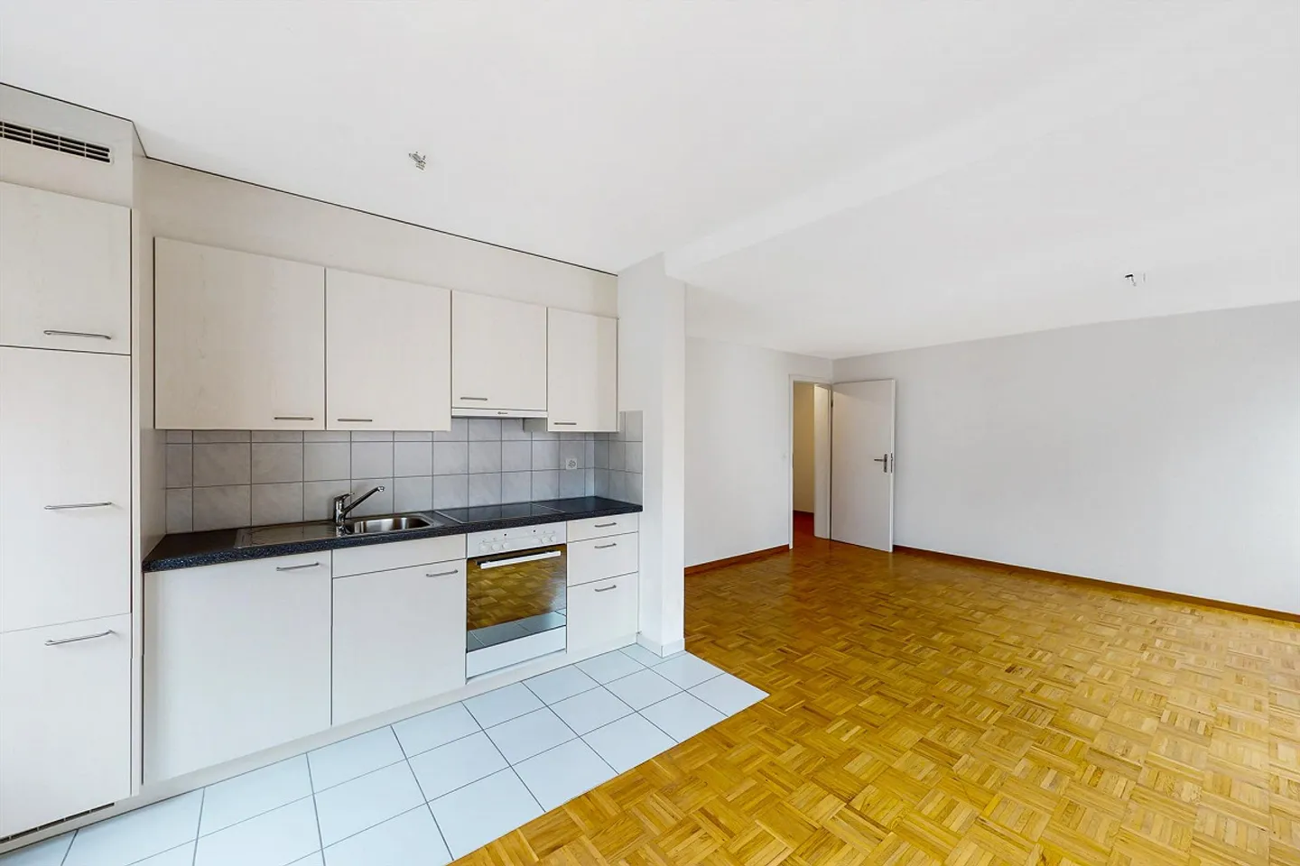 Spacious Single Apartment - Photo 2 of 5