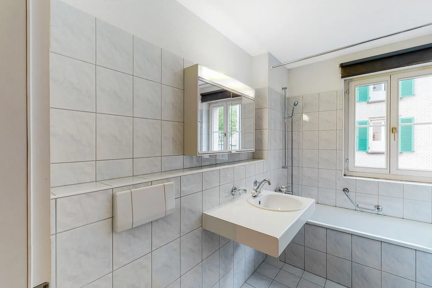 Spacious Single Apartment - Photo 3 of 5