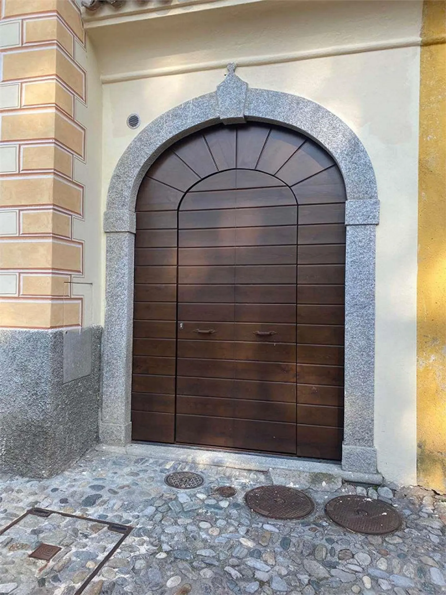 Charakteristische Origlio 3,5-Zimmer-Wohnung mit Innenhof - Foto 2 von 13