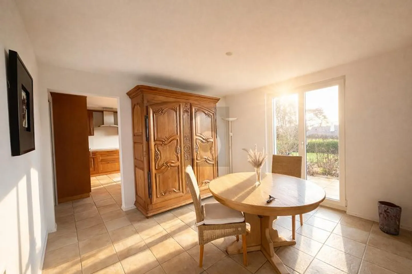 PRACHTVOLL, GERÄUMIG UND HELL MIT GROSSEN GARTEN - Foto 3 von 6