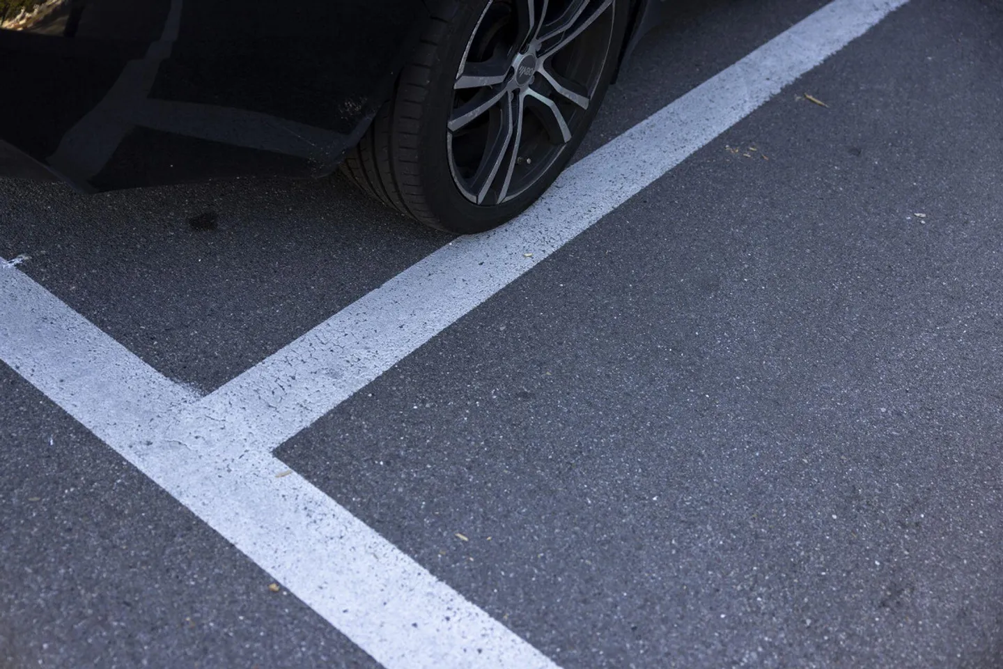 Abschliessbarer Parkplatz mit Absperrpfosten am Bahnhof Effretikon - Foto 1 von 1