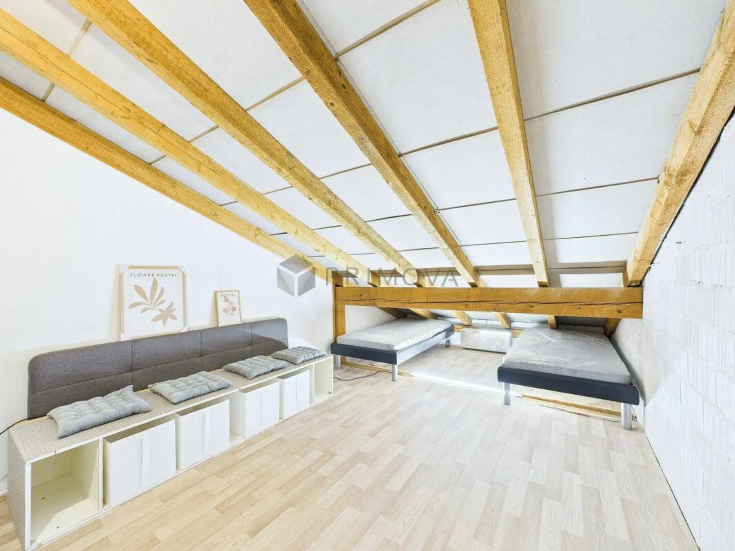 Condominio di 4,5 stanze appena ristrutturato e arredato a Studen - Foto 9 di 10