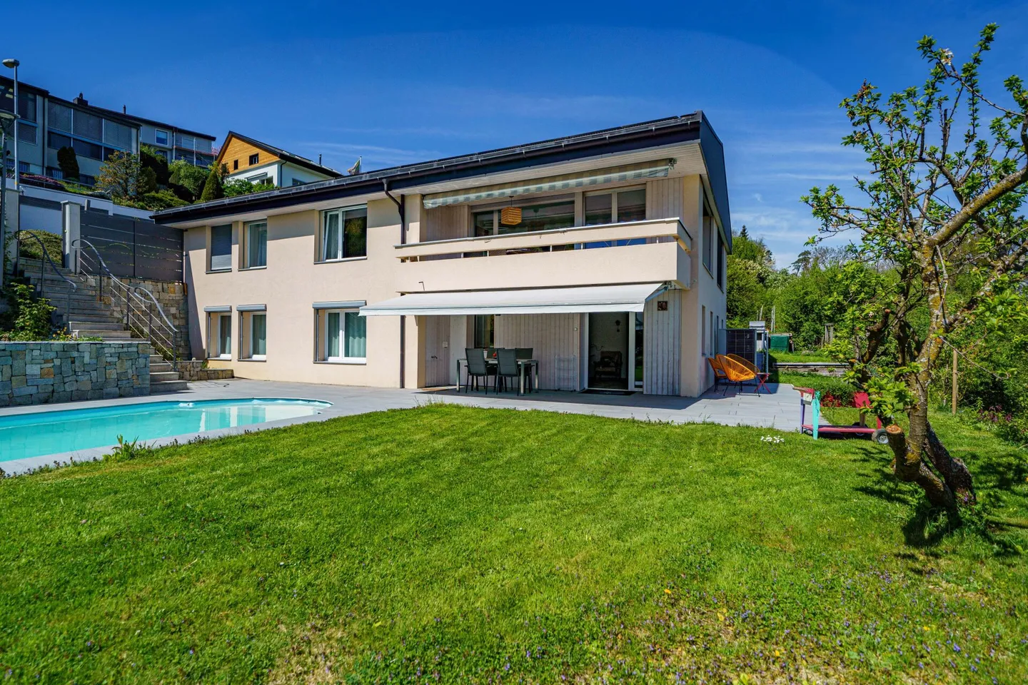 Casa familiare con giardino e piscina - Foto 1 di 12