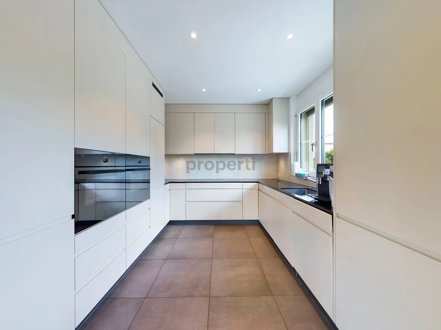 Elegantes Einfamilienhaus mit Garten - Foto 2 von 11