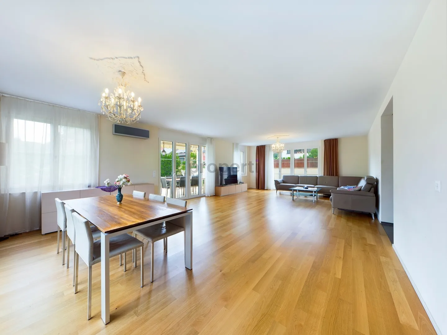 Elegantes Einfamilienhaus mit Garten - Foto 4 von 11