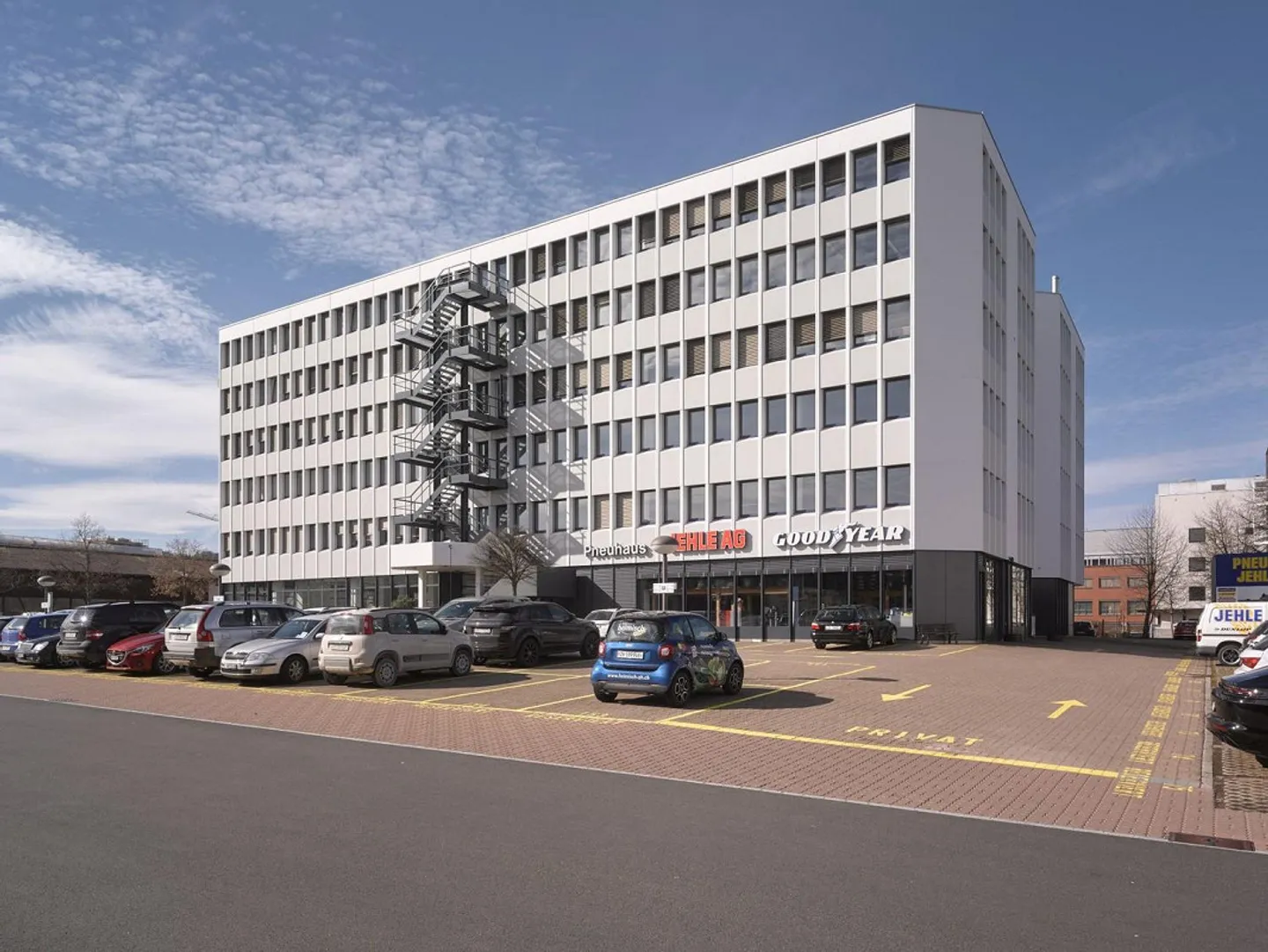 Connection to the public transport and road network: 332 m2 developed office space - Photo 1 of 6