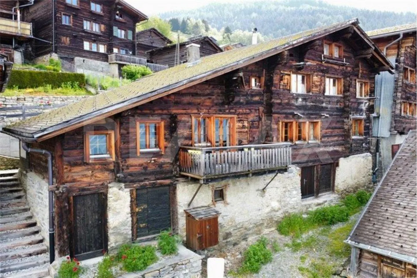 Tradizione e fascino: casa bifamiliare storica nel vecchio centro del villaggio - Foto 1 di 13