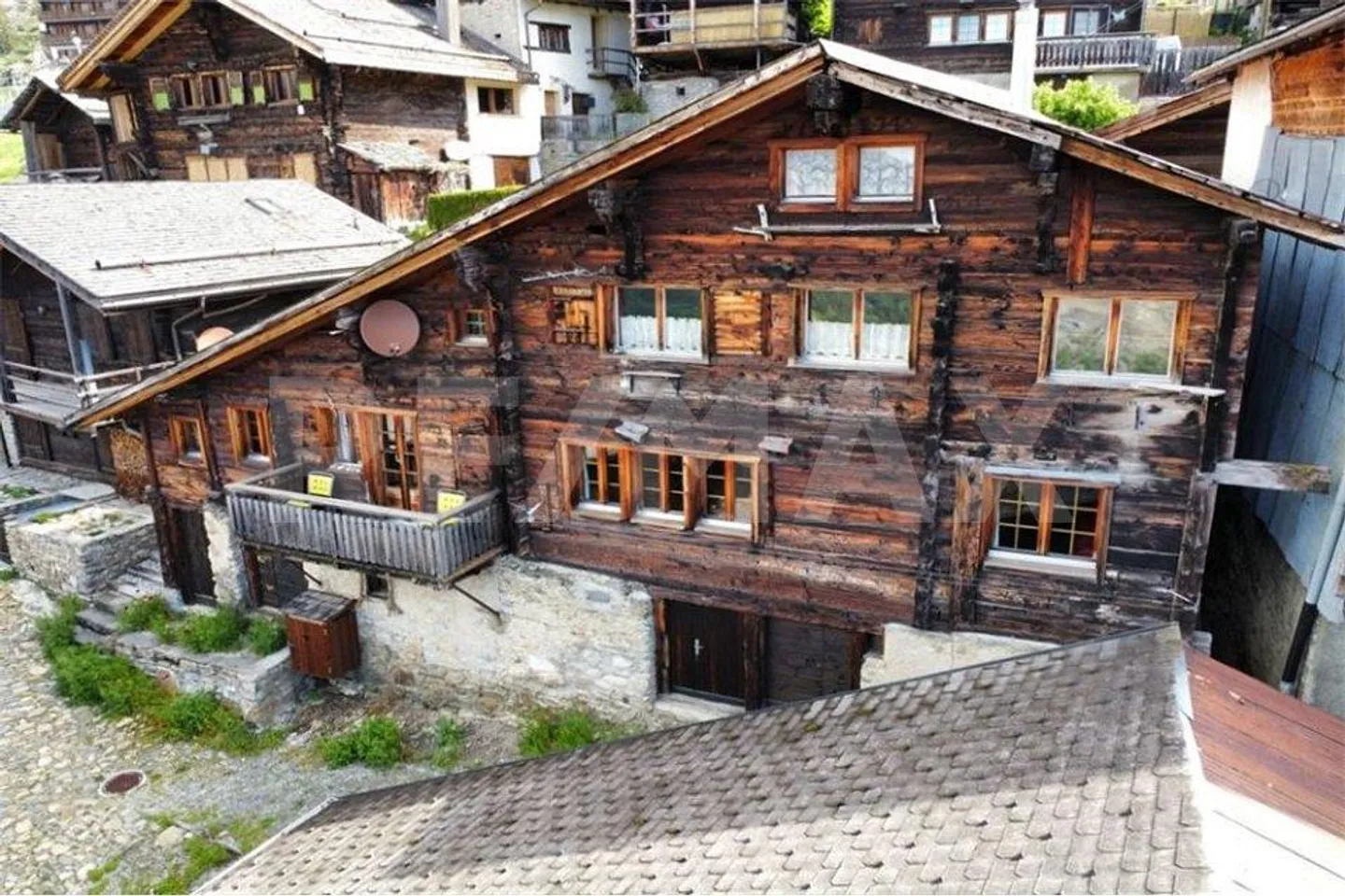 Tradizione e fascino: casa bifamiliare storica nel vecchio centro del villaggio - Foto 2 di 13