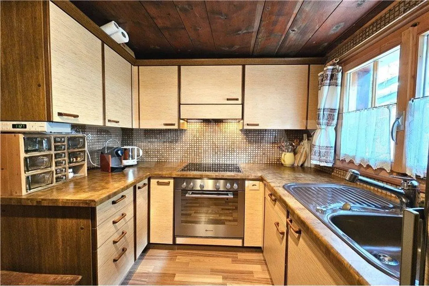 Tradizione e fascino: casa bifamiliare storica nel vecchio centro del villaggio - Foto 5 di 13