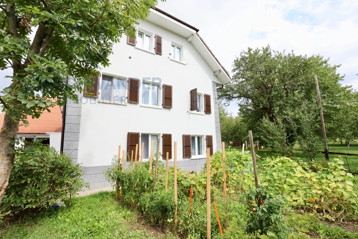 Residential building with 3 apartments and large storage. - Photo 2 of 17