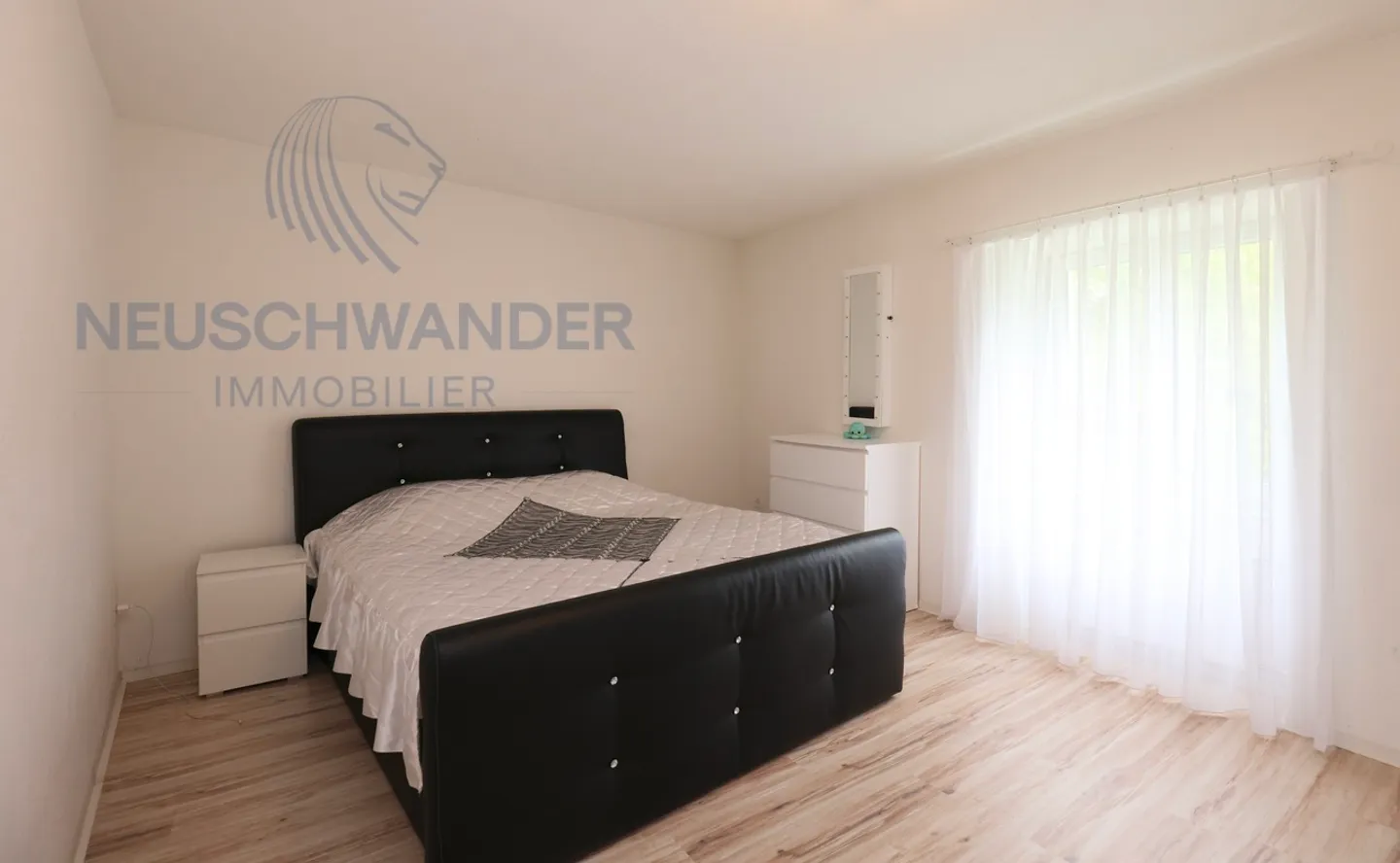 Residential building with 3 apartments and large storage. - Photo 12 of 17