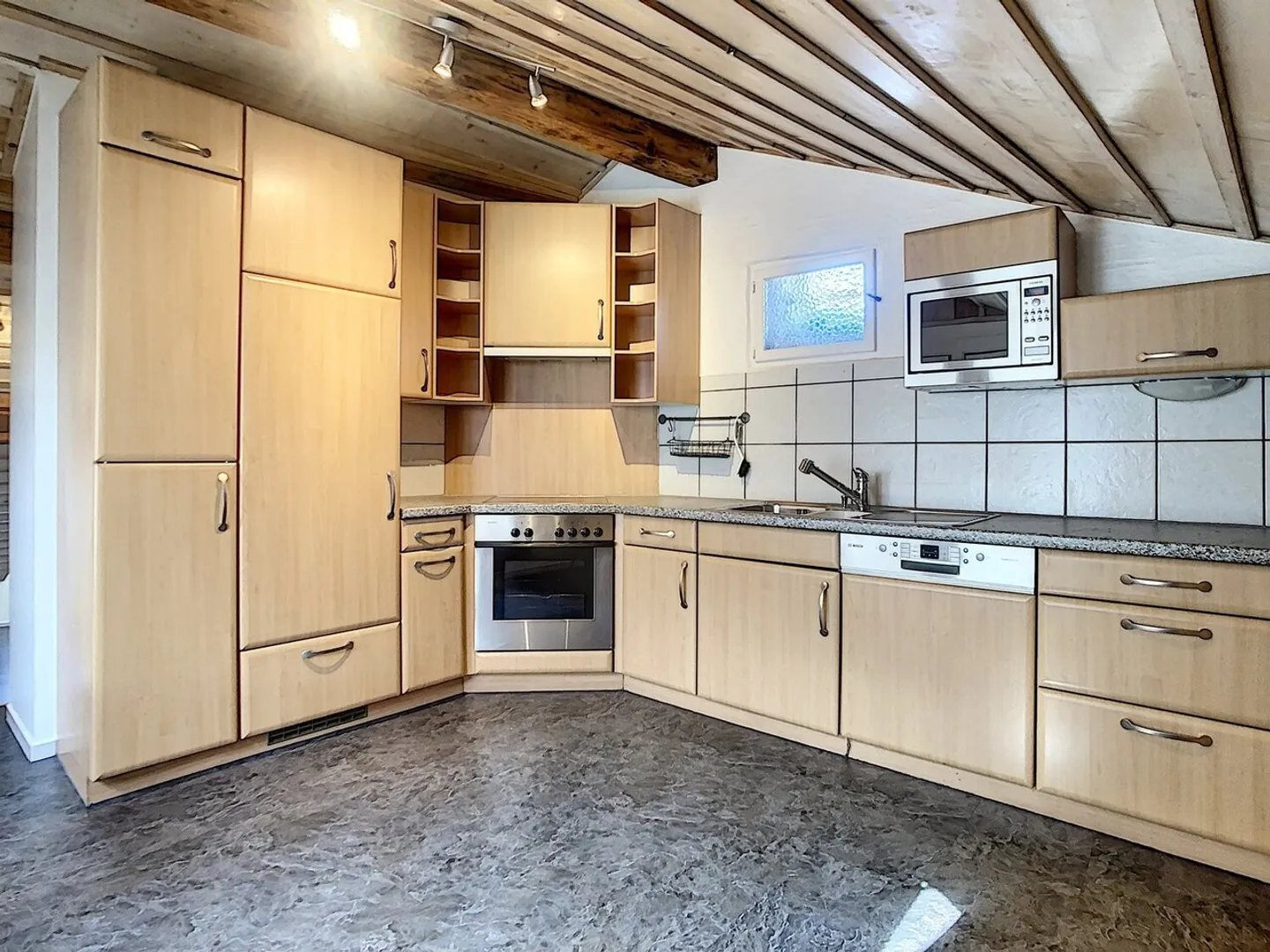 NICE ATTIC APARTMENT WITH A LOT OF CHARM! - Photo 4 of 8