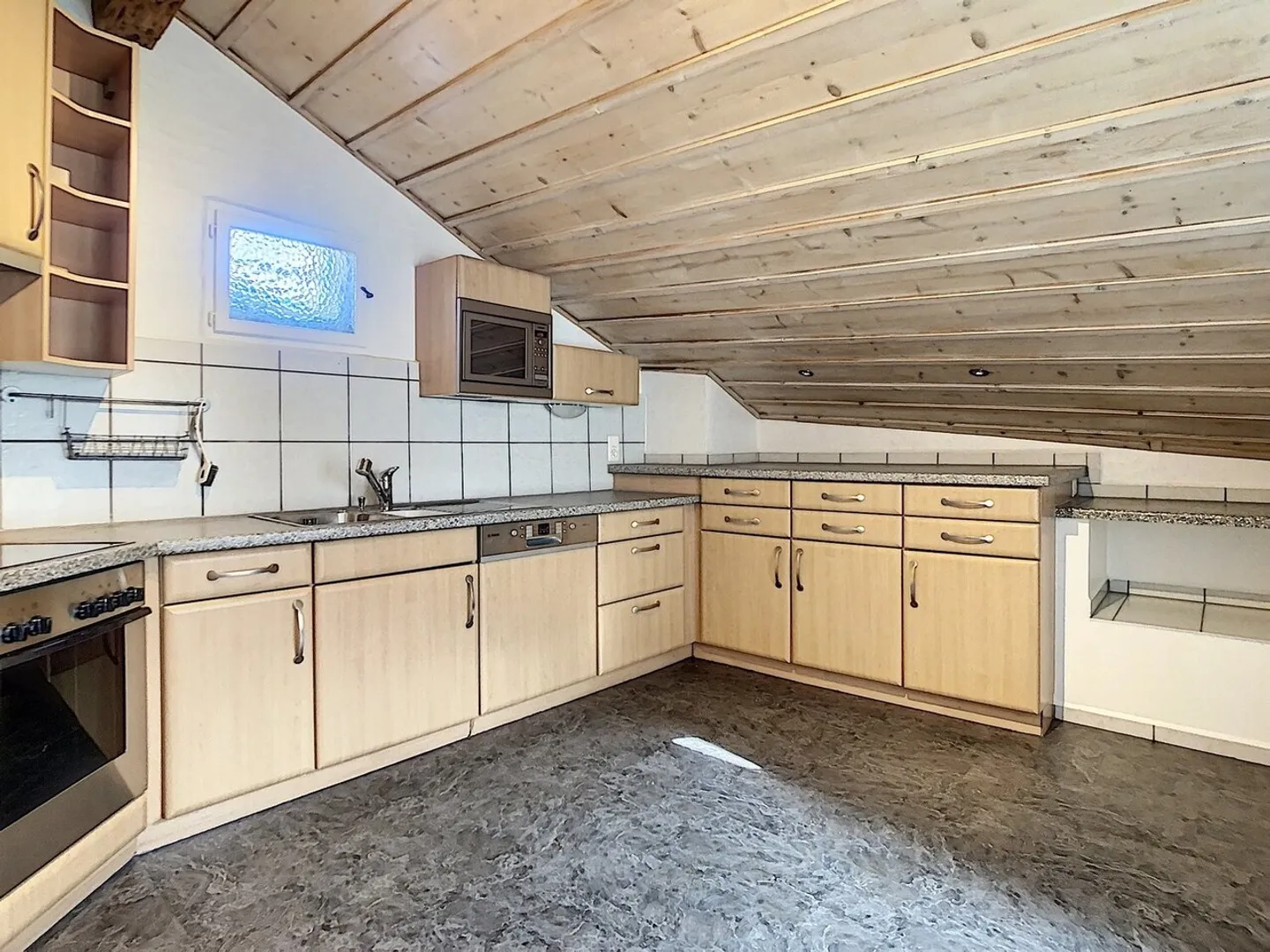 NICE ATTIC APARTMENT WITH A LOT OF CHARM! - Photo 5 of 8