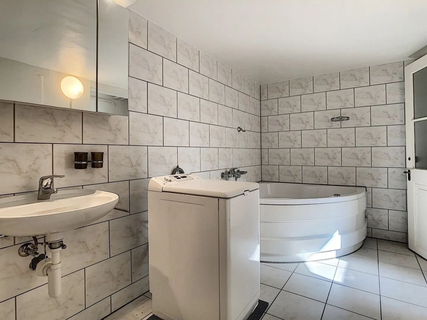 NICE ATTIC APARTMENT WITH A LOT OF CHARM! - Photo 7 of 8