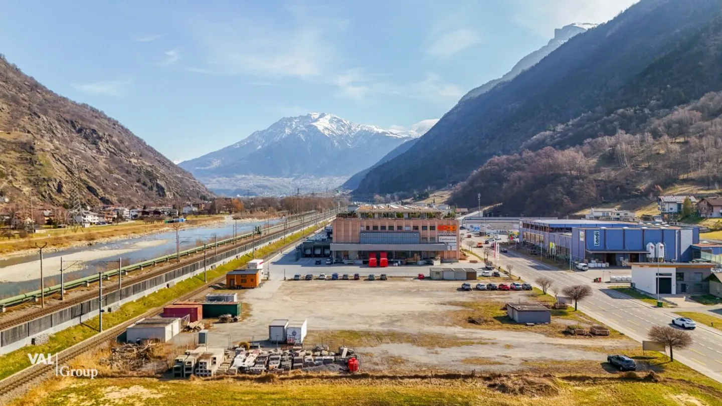 Terreno edificabile in una posizione altamente frequentata e strategicamente attraente in affitto o con diritti di costruzione - Foto 1 di 6