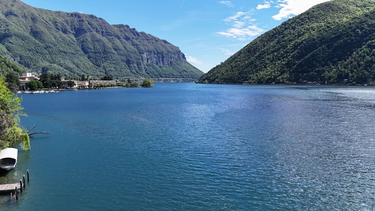 Villa au bord du lac avec quai privé - Photo 2 sur 17
