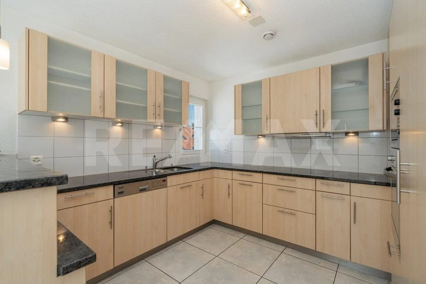 Spacious living experience with attic flair - Quality of life on two levels! - Photo 7 of 13