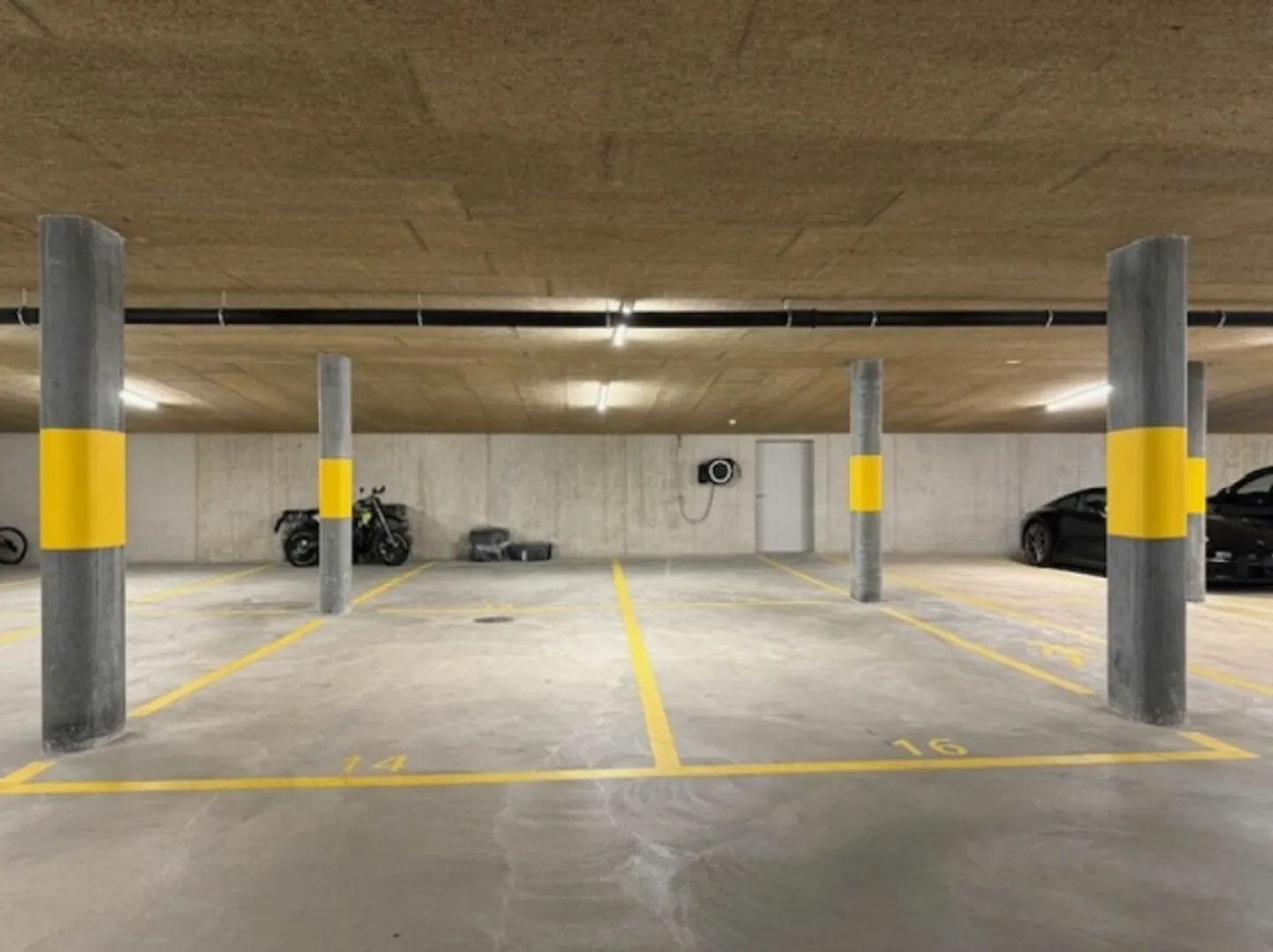 ESPACES DE STATIONNEMENT SPACIEUX - Photo 3 sur 3