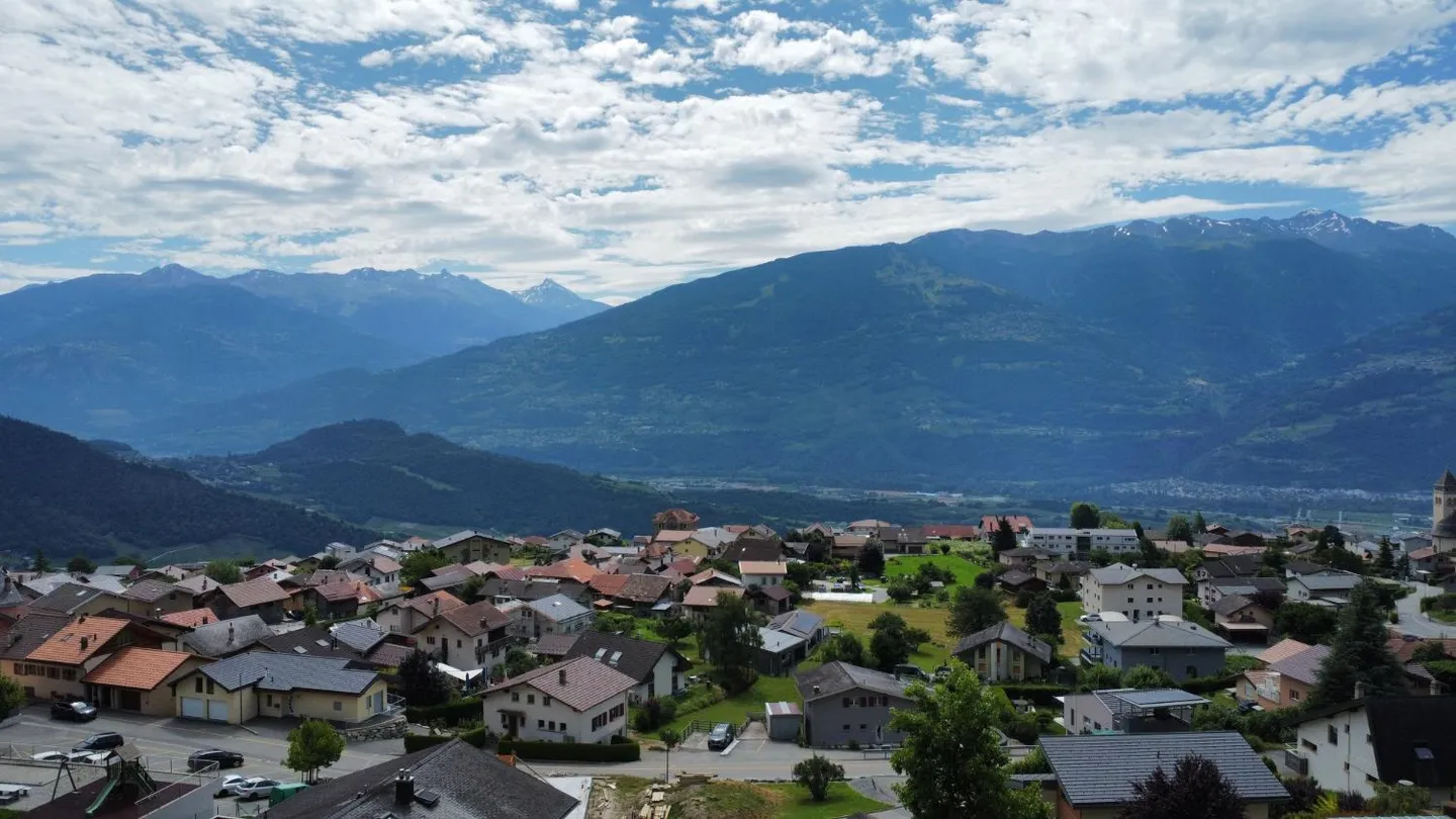 Terrain à bâtir dans un quartier calme - Photo 1 sur 4