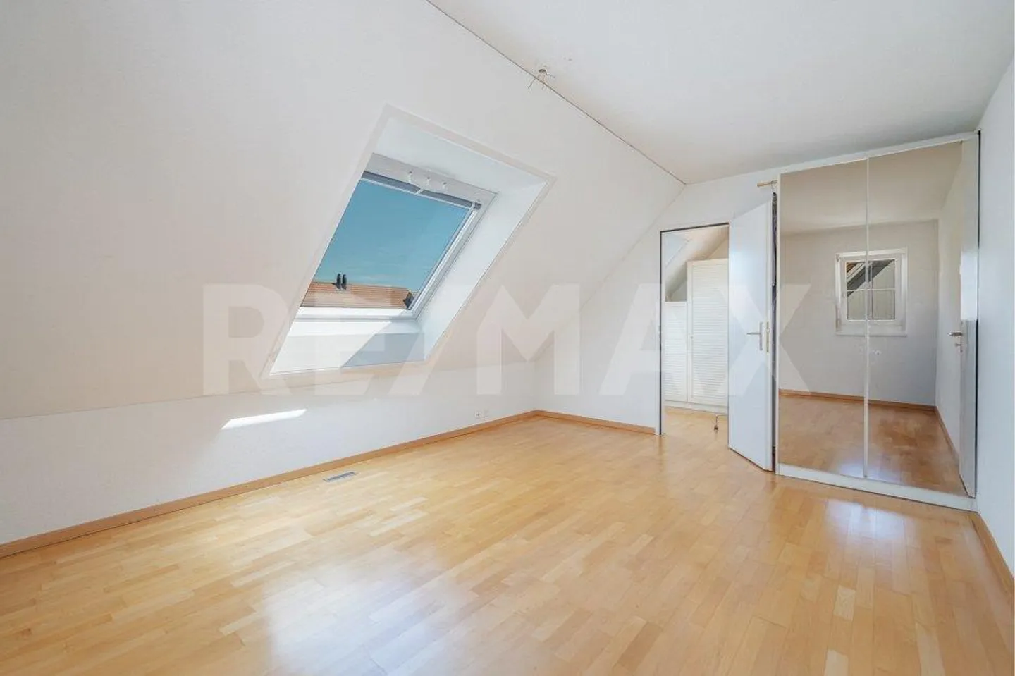 Spacious living experience with attic flair - Quality of life on two levels! - Photo 11 of 13