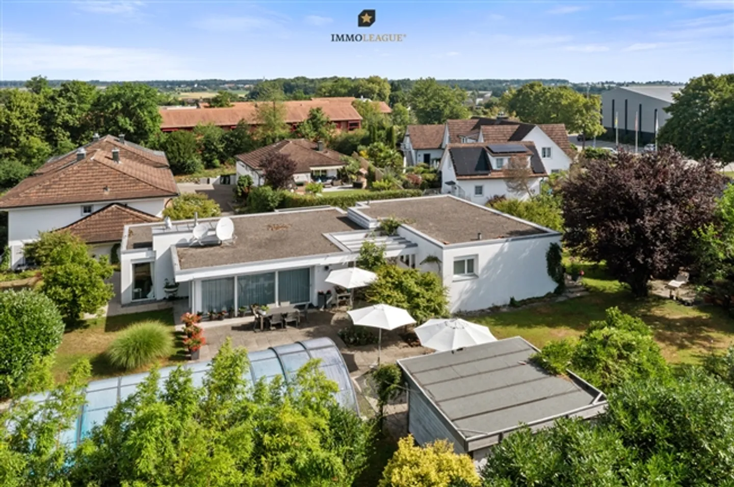 Bungalow dans un emplacement central avec jardin de style parc et piscine - Photo 2 sur 7
