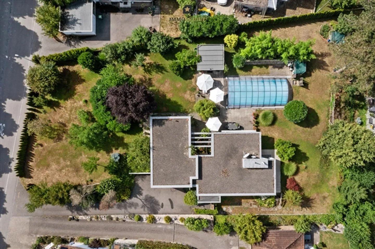 Bungalow dans un emplacement central avec jardin de style parc et piscine - Photo 5 sur 7