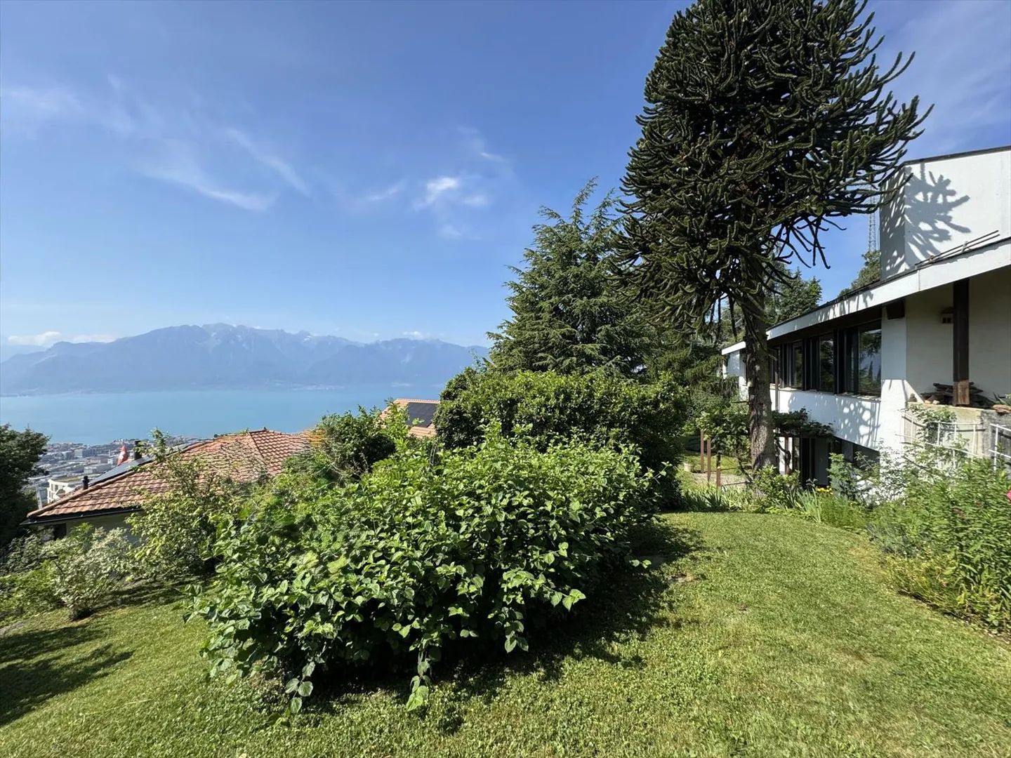 Villa indipendente da ristrutturare con vista lago - Foto 1 di 13