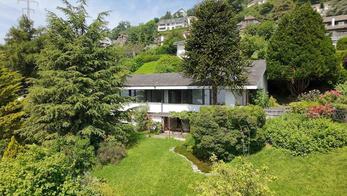 Villa indipendente da ristrutturare con vista lago - Foto 2 di 13