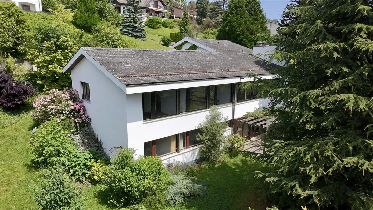 Villa indipendente da ristrutturare con vista lago - Foto 3 di 13