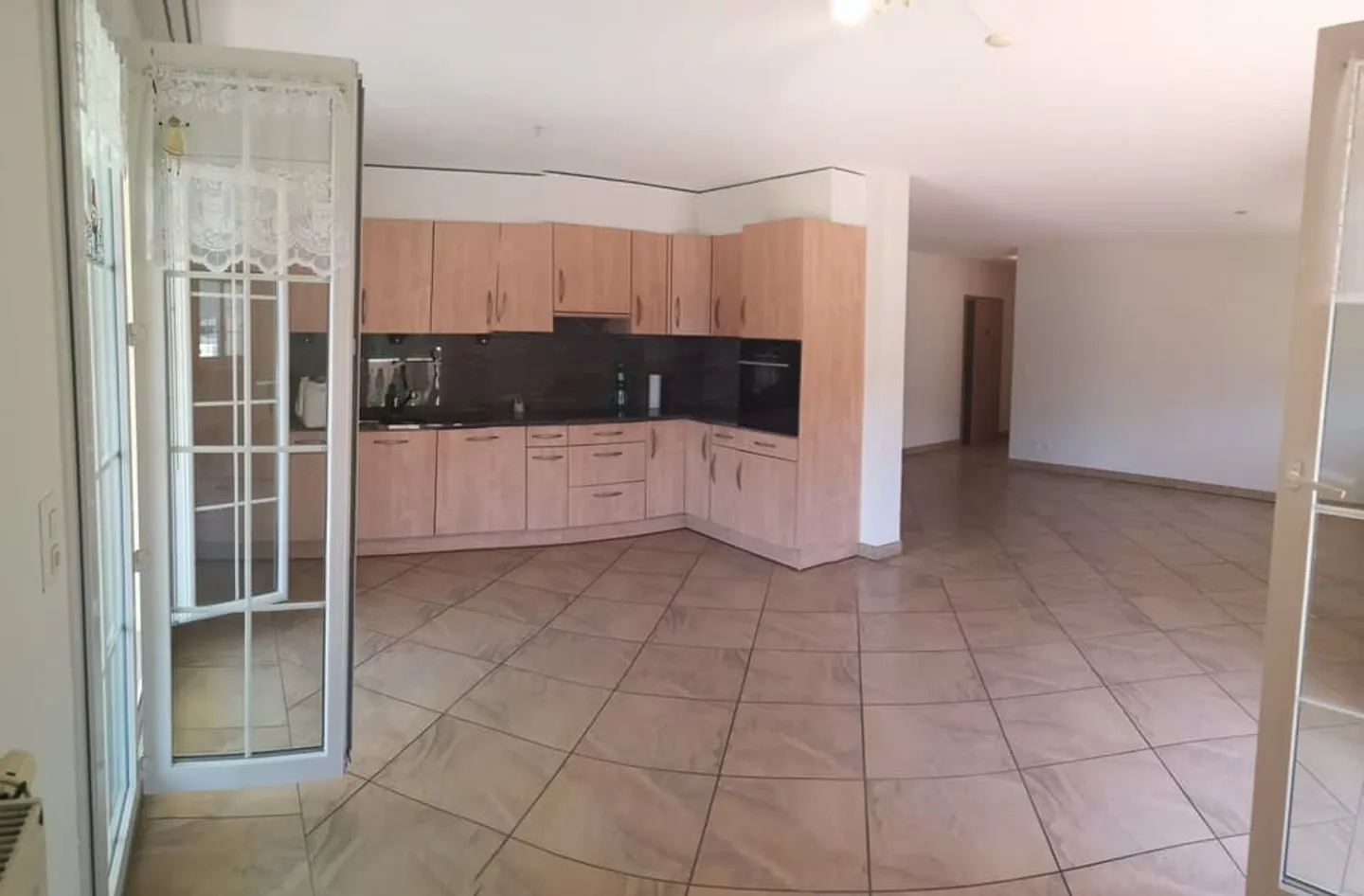 Price drop: apartment on the 1st floor with elevator, veranda and large balcony - Photo 2 of 13