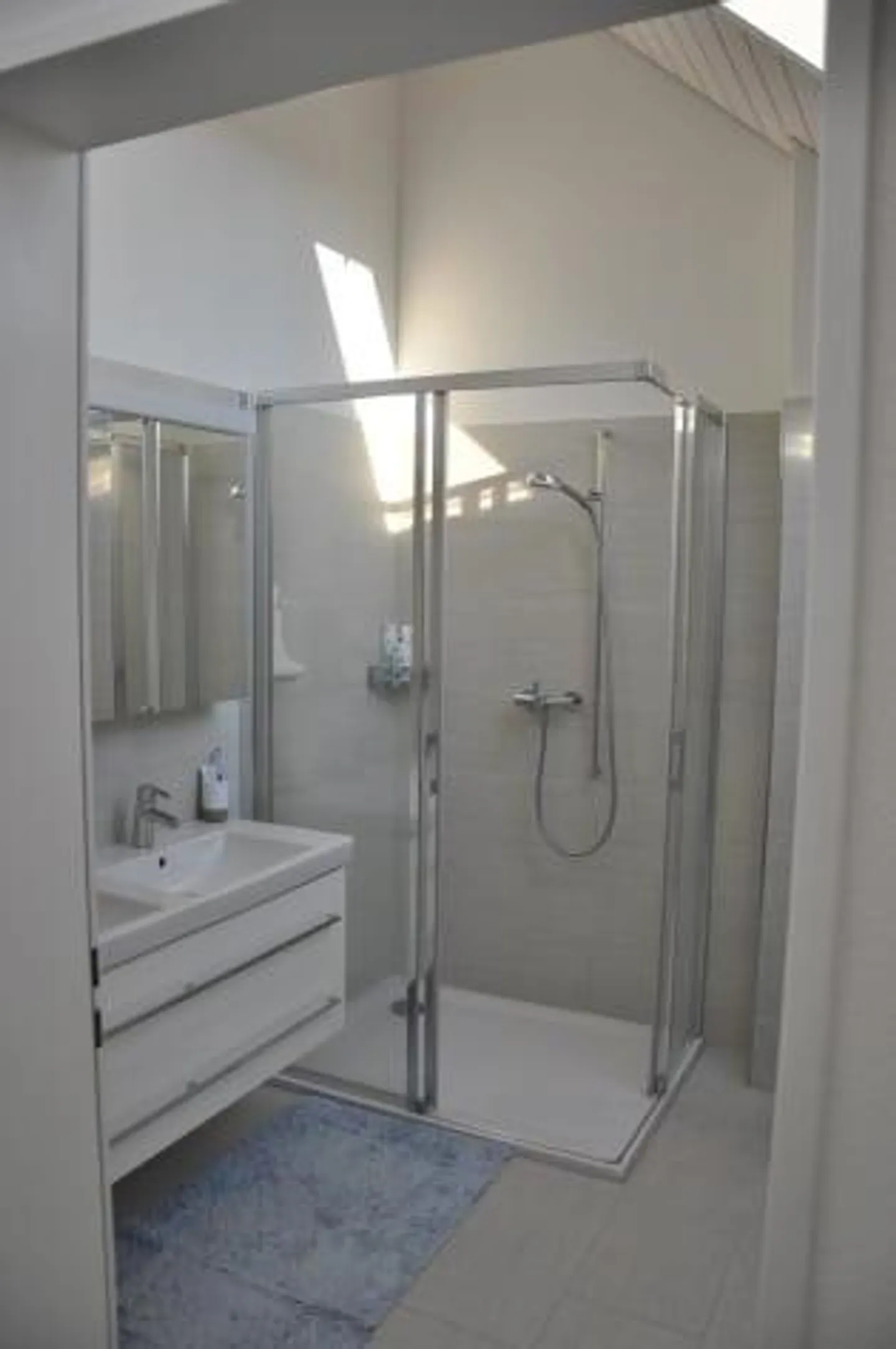 Moderno appartamento mansardato di 4,5 stanze con charme e ampio spazio - Foto 3 di 8