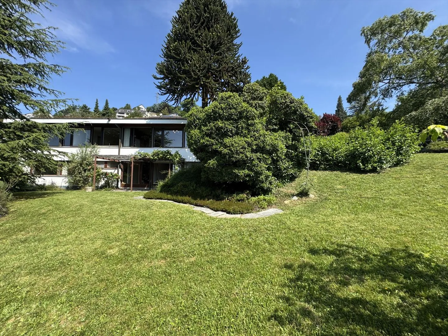 Villa indipendente da ristrutturare con vista lago - Foto 8 di 13