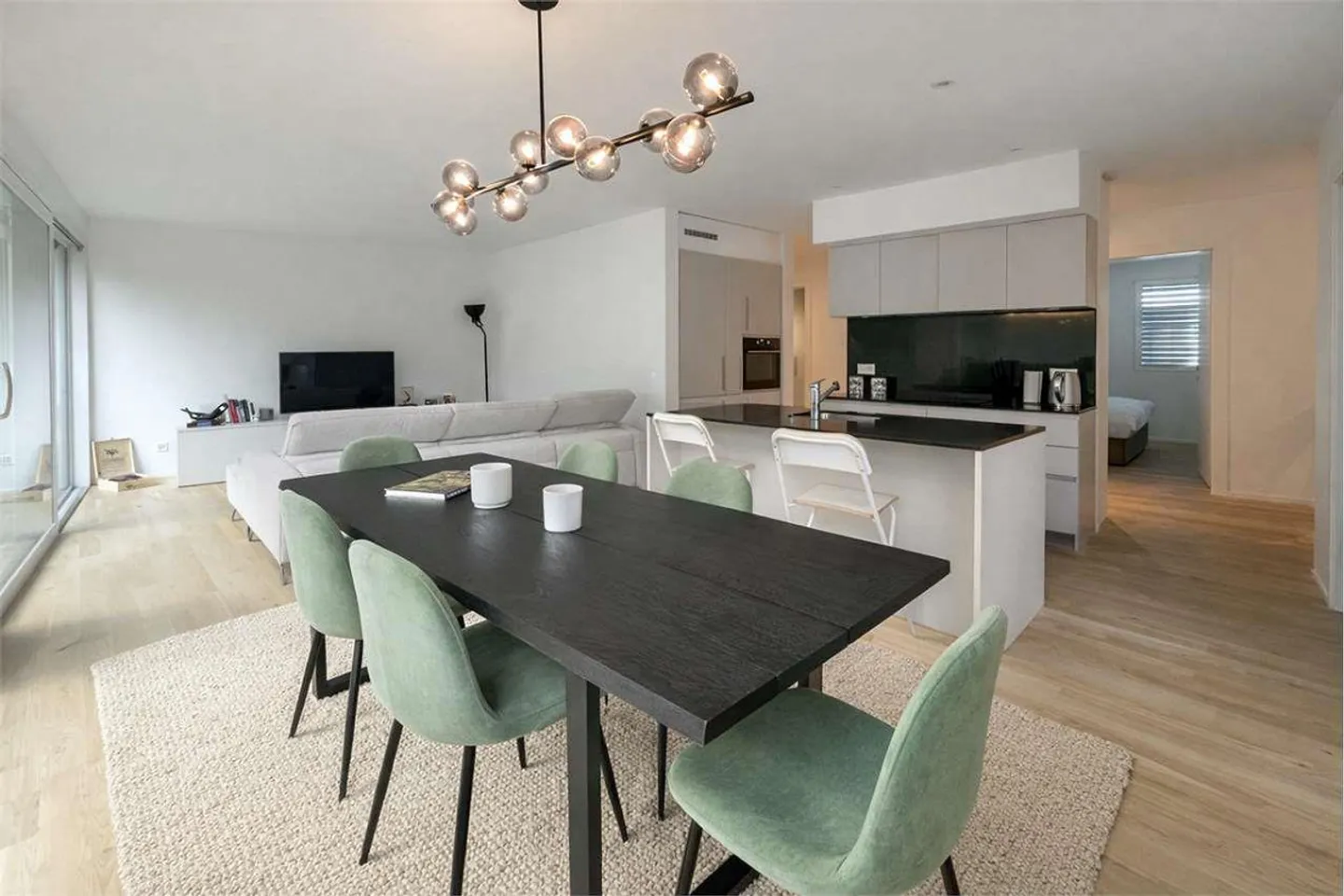 APPARTEMENT DESIGN LUMINEUX AVEC ENVIRONNEMENT NATUREL - Photo 3 sur 13