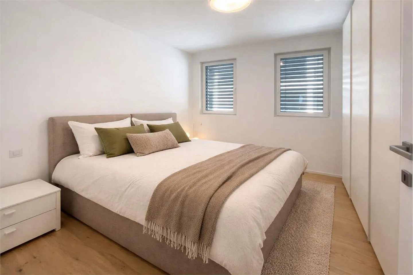 APPARTEMENT DESIGN LUMINEUX AVEC ENVIRONNEMENT NATUREL - Photo 7 sur 13