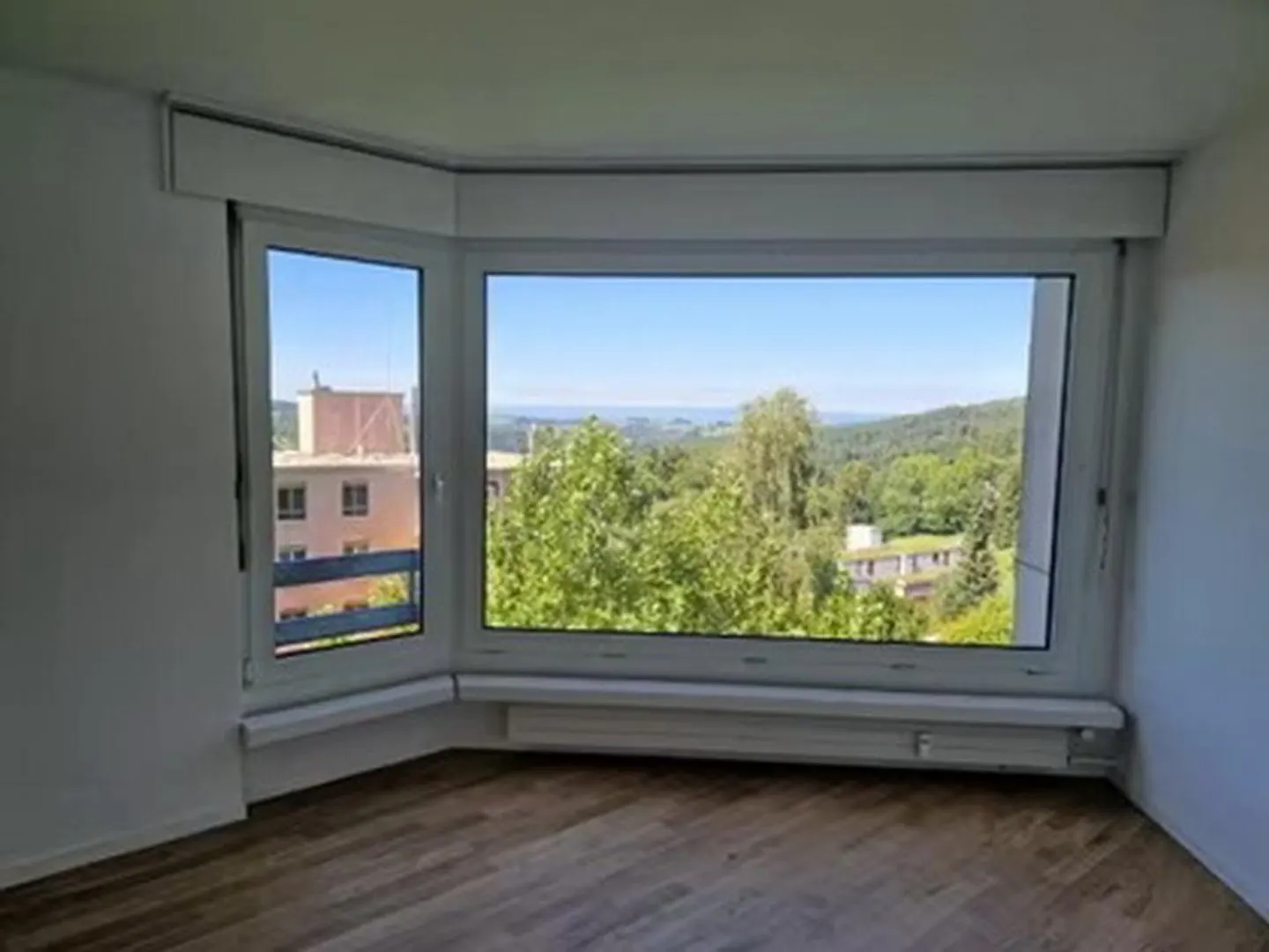 Appartement lumineux de 2 pièces au 4ème étage dans un emplacement calme et proche de la ville - Photo 2 sur 7