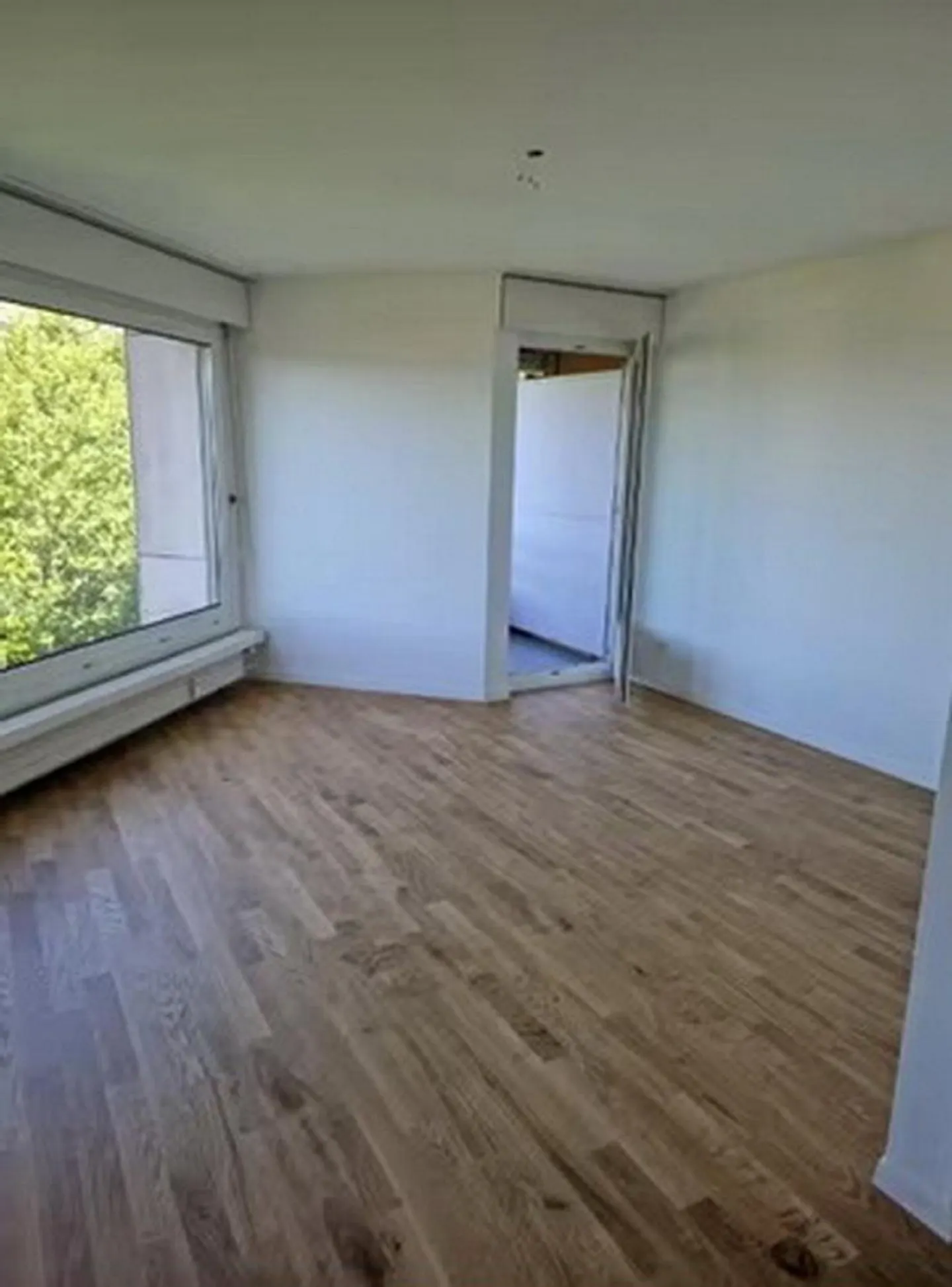 Appartement lumineux de 2 pièces au 4ème étage dans un emplacement calme et proche de la ville - Photo 3 sur 7