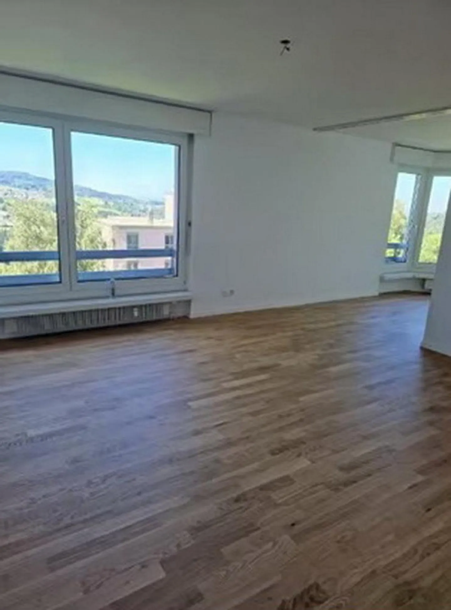 Appartement lumineux de 2 pièces au 4ème étage dans un emplacement calme et proche de la ville - Photo 4 sur 7