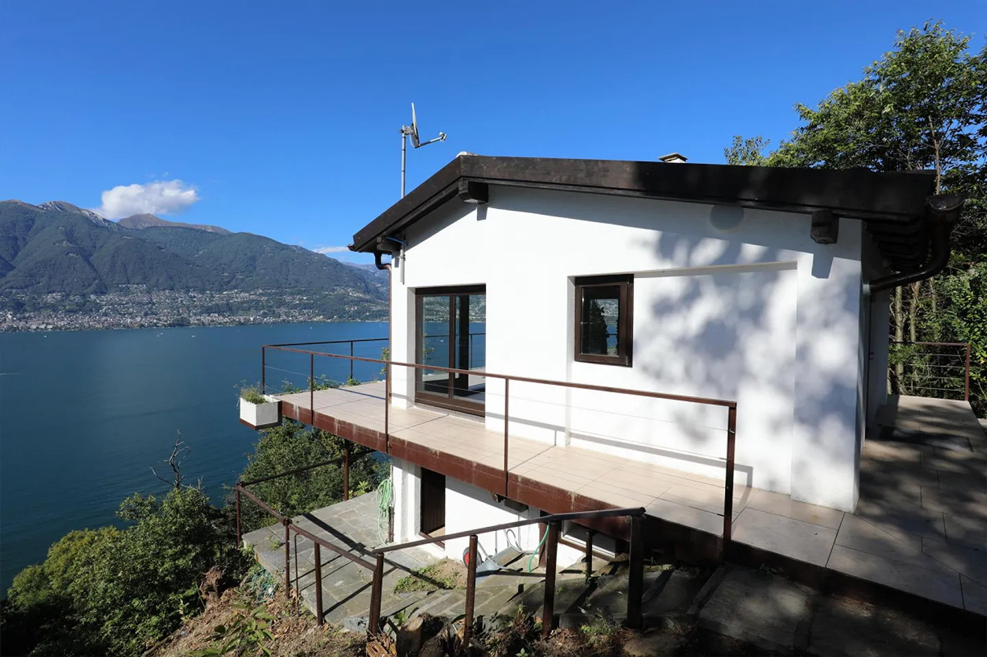 Small holiday home with a magnificent view of Lake Maggiore - Photo 1 of 18