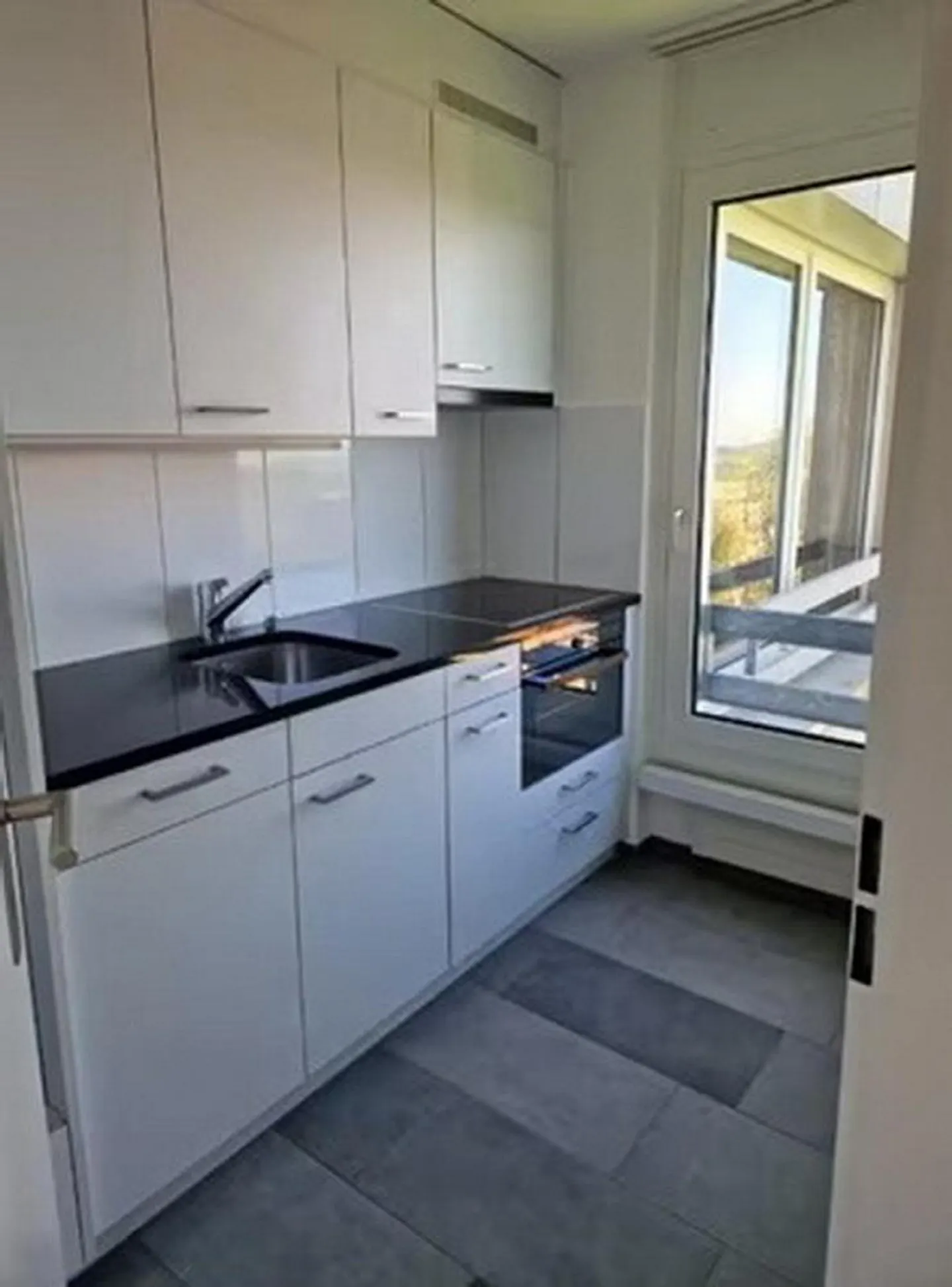 Appartement lumineux de 2 pièces au 4ème étage dans un emplacement calme et proche de la ville - Photo 6 sur 7