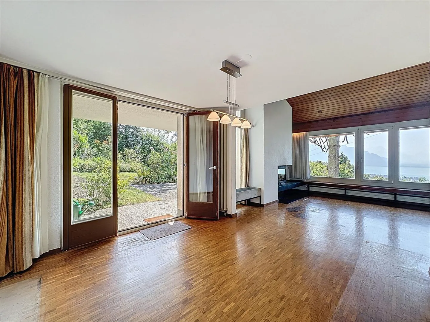 Villa indipendente da ristrutturare con vista lago - Foto 13 di 13