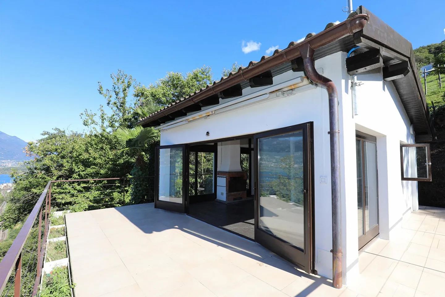 Small holiday home with a magnificent view of Lake Maggiore - Photo 2 of 18