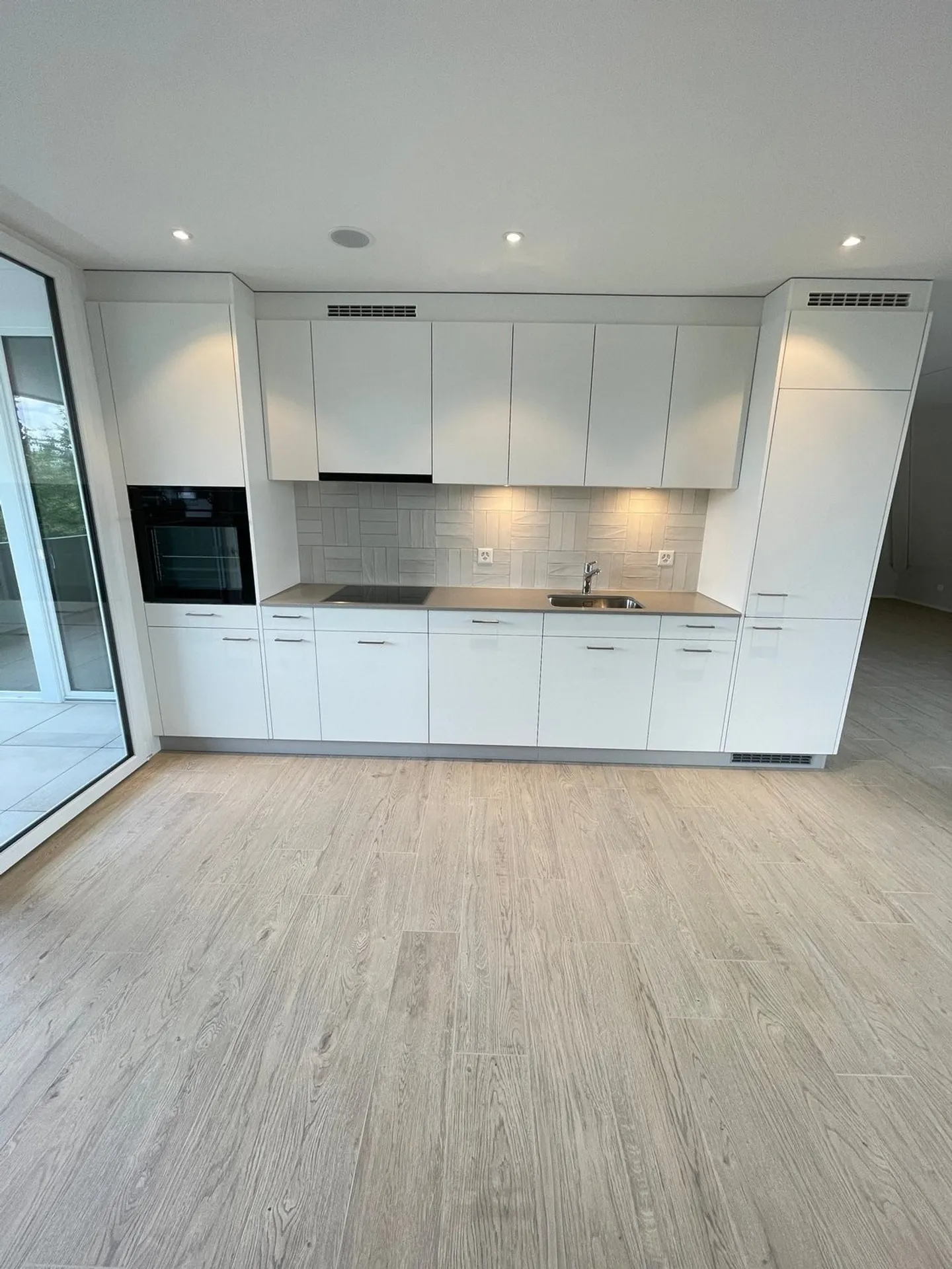 Modern 3.5-room penthouse with panoramic views in Holderbank - Photo 3 of 11