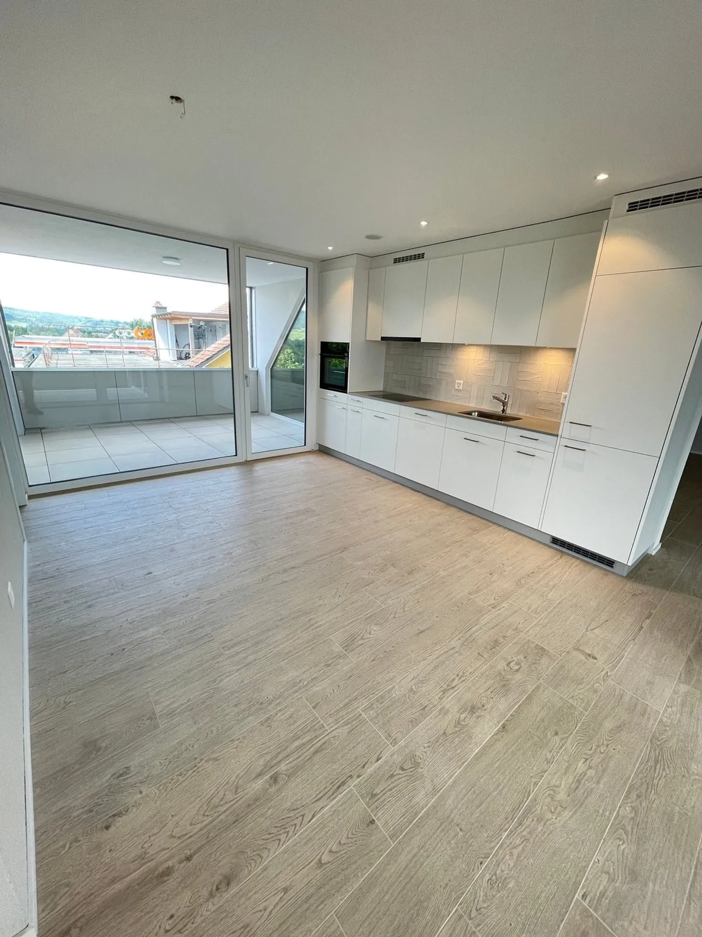 Modern 3.5-room penthouse with panoramic views in Holderbank - Photo 4 of 11